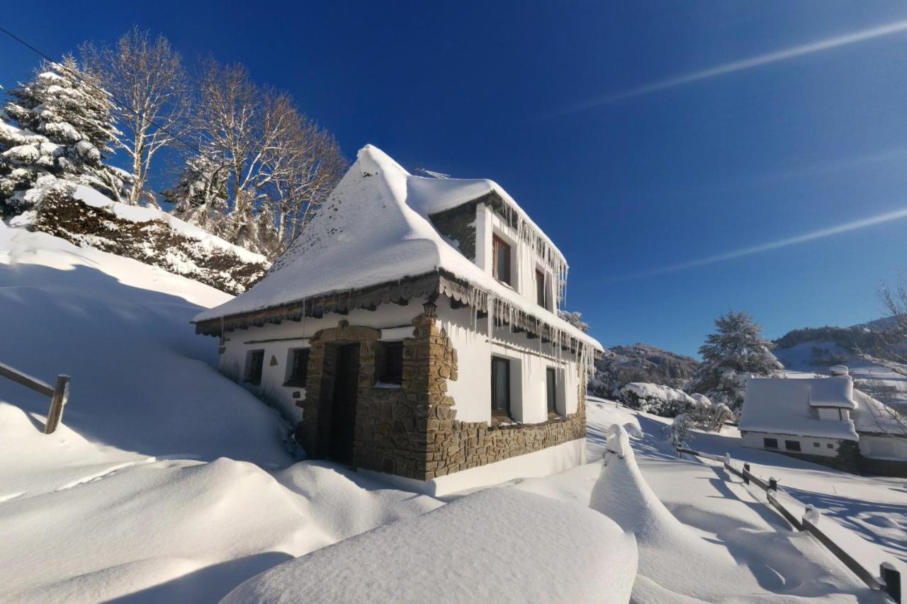 Вілла Chalet Avec Vue Panoramique Sur Le Plomb Du Cantal Saint-Jacques-des-Blats Екстер'єр фото